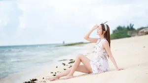 海边沙堆美女写真图片壁纸_3