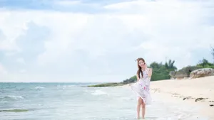 海边沙堆美女写真图片壁纸_5