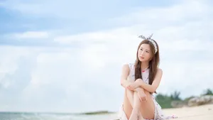 海边沙堆美女写真图片壁纸_6