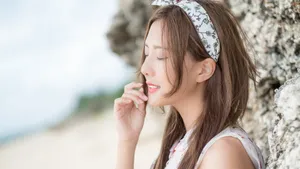 海边沙堆美女写真图片壁纸_7