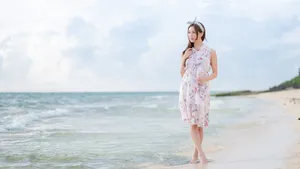 海边沙堆美女写真图片壁纸_9