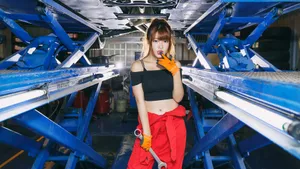 火辣美女车间性感工作照_2