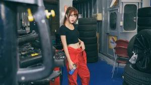 火辣美女车间性感工作照_5