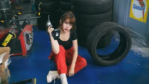 火辣美女车间性感工作照_6