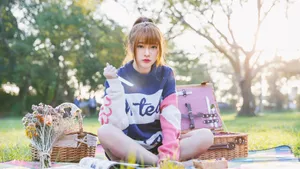户外草地甜美女生生活照_3
