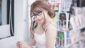 白嫩眼镜美女性感图片壁纸