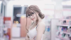 白嫩眼镜美女性感图片壁纸_2