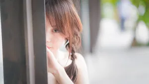 白嫩眼镜美女性感图片壁纸_3