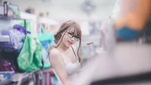 白嫩眼镜美女性感图片壁纸_4