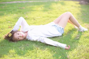 俏皮美女白衬衫诱惑写真图片