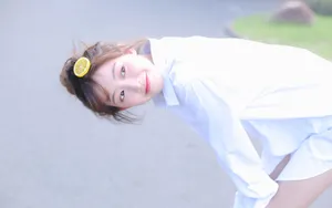 俏皮美女白衬衫诱惑写真图片_3