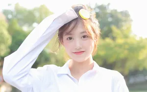 俏皮美女白衬衫诱惑写真图片_4