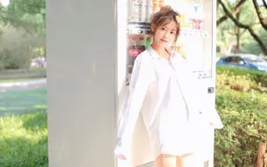 俏皮美女白衬衫诱惑写真图片_5