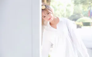 俏皮美女白衬衫诱惑写真图片_6