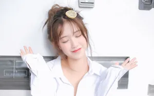 俏皮美女白衬衫诱惑写真图片_7