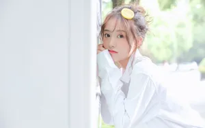 俏皮美女白衬衫诱惑写真图片_9