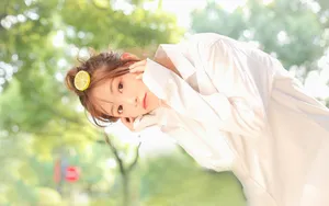 俏皮美女白衬衫诱惑写真图片_12