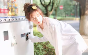 俏皮美女白衬衫诱惑写真图片_13