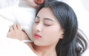 性感吊带内衣美女图片_9