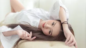 甜美肤白美女房写真桌面壁纸_2