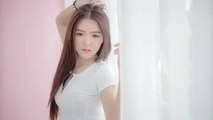 甜美肤白美女房写真桌面壁纸_3