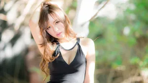 长发短裙性感美女壁纸