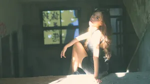 长发短裙性感美女壁纸_4