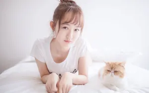 丸子头少女床上图片