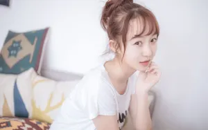 丸子头少女床上图片_2