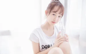丸子头少女床上图片_6