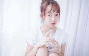 丸子头少女床上图片_7