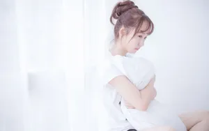 丸子头少女床上图片_8
