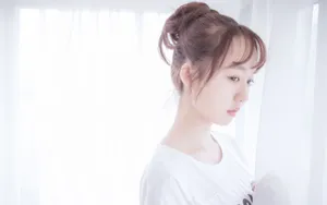 丸子头少女床上图片_11