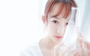 丸子头少女床上图片_12