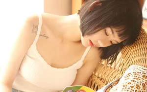 吊带背心睡衣美女图片