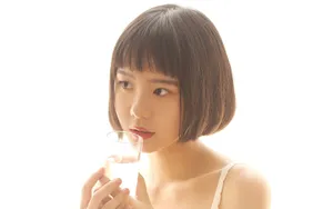 吊带背心睡衣美女图片_3