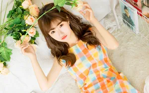 清纯甜美黄色格子裙美女图片