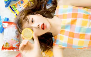 清纯甜美黄色格子裙美女图片_3