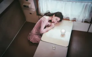 唯美性感火车美女图片壁纸_4