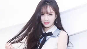 沈梦辰清纯打扮图片壁纸_3