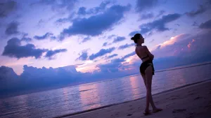 4K美女泳装图片壁纸_3