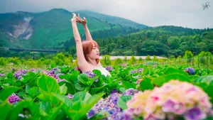 花海中的美女图片壁纸_3
