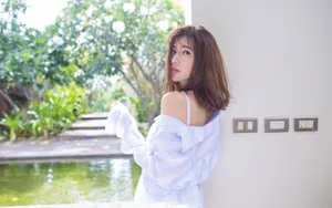性感撩人衬衣美女图片壁纸_4