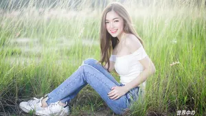 皮肤白嫩的美女图片壁纸_4