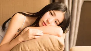 沙发上的黄色调美女图片_3