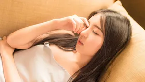 沙发上的黄色调美女图片_5