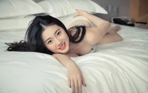漂亮美女床上图片壁纸_2