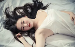 漂亮美女床上图片壁纸_5
