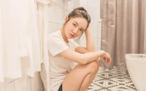 清纯美女浴室写图片壁纸