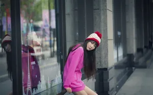粉色户外美女写真桌面壁纸_3